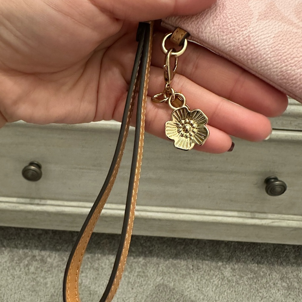 NWT Coach CEF72 Corner Zip Wristlet Signature Canvas with Charm Gold Powder - Picture 3 of 5